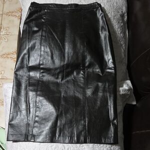 Sleek Black 💯 Leather Pencil Skirt